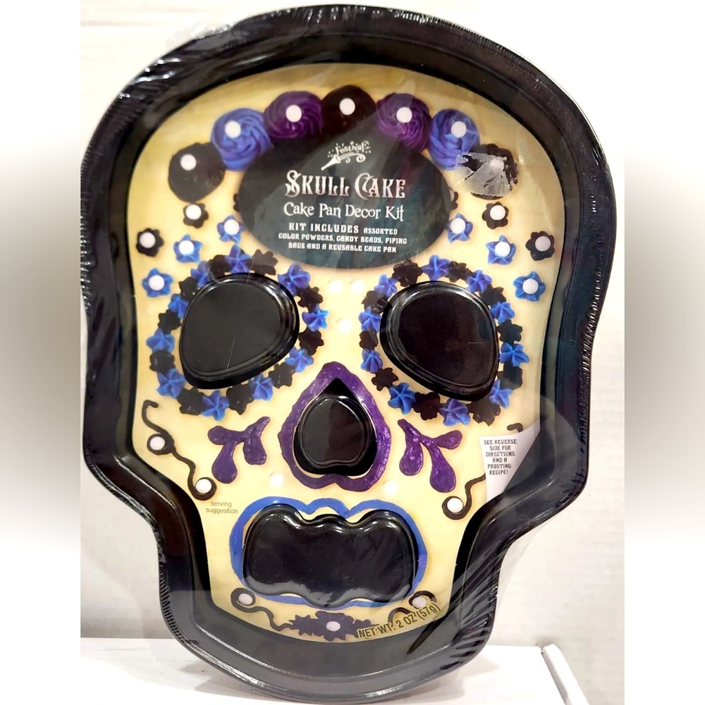 Skull cake pan decor kit(nwt)…hard to find..reusable…